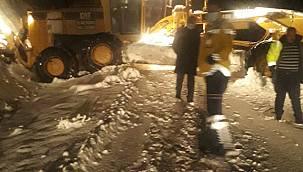 Van'da karla kapanan yolda hasta kurtarma operasyonu
