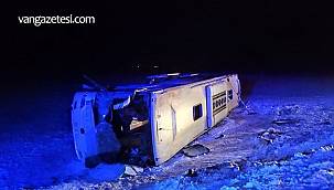 Kayganlaşan yolda kontrolden çıkan otobüs kanala düştü.