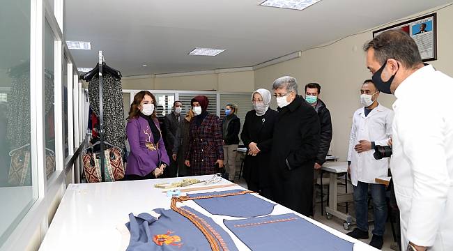 Vali Bilmez ve eşi, Van'ın kursların verildiği atölyeleri gezdi