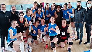 Vanlı Kadın Voleybolcular Fırtına Gibi Esiyor