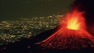 Etna’da şiddetli volkanik patlamalar meydana geldi.