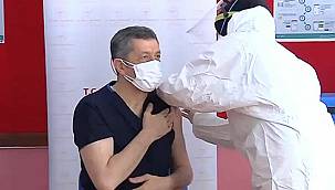 Öğretmenlere koronavirüs aşısı uygulanmaya başladı. 