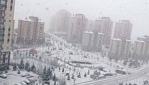Meteoroloji'nin peş peşe yaptığı uyarılardan sonra kar yağışı başladı. 
