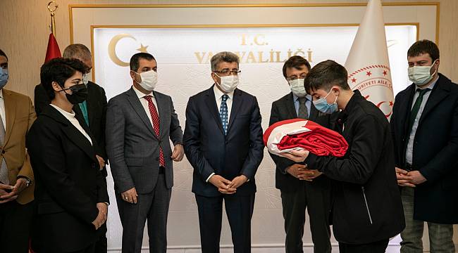 Türk Bayrağımız Van'a Ulaştı