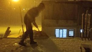 Van ilinde gece saatlerinde dama çıkarak kar temizlediler...