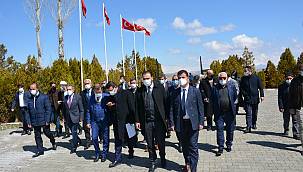 Van AK Parti, 2 Nisan’ı Zeve Şehitliği'nde kutladı