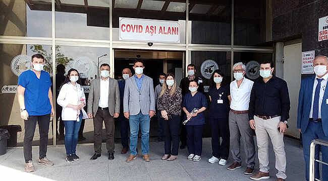 Müdür'den hastane personeline Hemşireler Günü ziyaret
