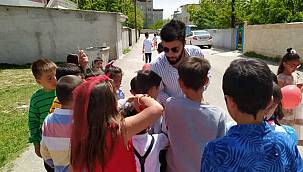Van’da çocuklara şehitler adına çikolata ve balon dağıtıldı