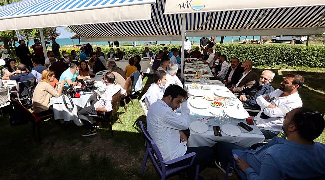 Vali Bilmez, Dünya Kahvaltı günü nedeniyle gazetecilerle bir arada...
