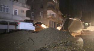 Muradiye’de yazın ortasında sel baskını, 4 kayıp var