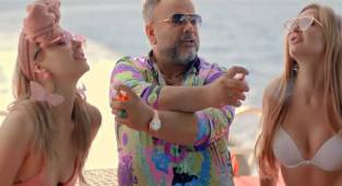 Ünlü şarkıcının cinsel içerikli videosu kaldırıldı