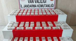 Van'da 3 çantanın içinde 80 paket eroin