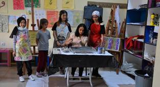 Van'da Leyla Aydın, Ebru sanatlarını gelecek nesle aktarılıyor