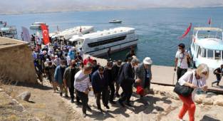 68 ÜLKEDEN 150'Yİ AŞKIN BÜYÜKELÇİ VE DİPLOMATLAR VAN'DA 