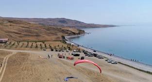Tuşba Belediyesi’nden ‘yamaç paraşütü etkinliği