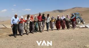 Van'da 21'inci yüzyılın sevinci, suyu gören köylüler, halay çekti