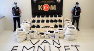 Van’da bir iş yerinde 1300 adet tabanca çıktı - 3 kişiye operasyon