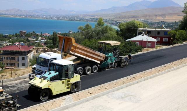 VAN EDREMİT TOKİ YOLU’NDA ASFALT SERİMİ BAŞLADI