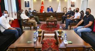 Van Sürücü Kursları derneği Van Valisini ziyaret etti