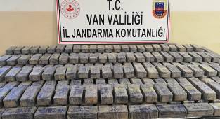Van'da resmi araçlı görünümü verilen bir araçta uyuşturucu 