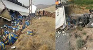 Van'da Muz yüklü TIR devrildi