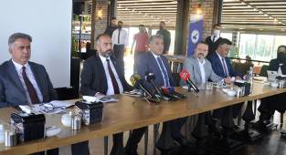 YYÜ REKTÖRÜ BASINLA BİR ARADA
