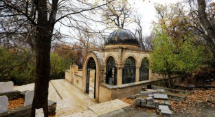 FEQİYE TEYRAN TÜRBESİNİN ÇEVRESİNİ ONARDI