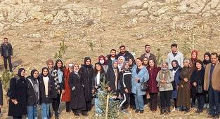 Gönüllü Gençler Geleceğe Nefes Olmak İçin Fidan diktiler