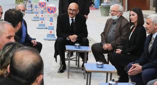 HALKIN ADAMI, HALKIN İÇİNDE 