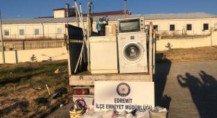 Hırsızlar, köşeyi dönmeden paketlendiler