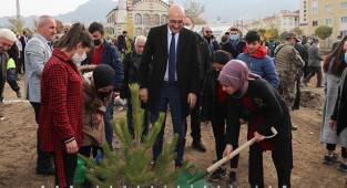 İpekyolu Belediyesi selin vurduğu mahallelerde ağaç dikimi gerçekleştirildi