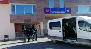 Van Erciş'te evlere silah operasyonu