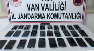 Van'da çok sayıda kaçak telefon ele geçirildi