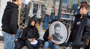 Van'da cadde ortasında çocuklar hem çaldılar hem de oynadılar