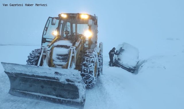 Van'da karda araçlar yolda kaldı ve yetişenlerin zorlu anları