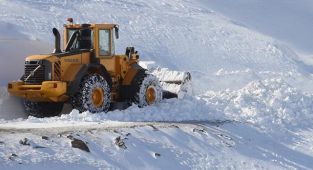 Van'da yol açma çalışmaları devam ediyor