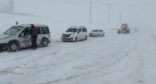 Yoğun kar yağışı ve tipi sebebiyle ulaşıma kapatılan yol