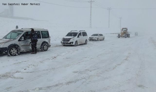 Yoğun kar yağışı ve tipi sebebiyle ulaşıma kapatılan yol