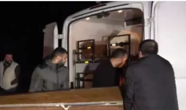 Ticari araç, bariyerlere çarptı, ölü ve yaralılar var