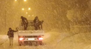 Van'da araç sahibinin zor anına vatandaşlar yetişti