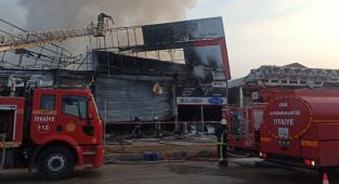 VAN'DA BİR İŞ YERİ ALEV ALEV YANDI, DETAYLAR...