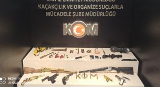 VAN'DA EŞ ZAMANLI OPERASYON! TABANCA VE SİLAH ELE GEÇİRİLDİ