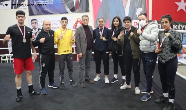 VANLI BOKSÖRLERDEN 2 TÜRKİYE ŞAMPİYONLUĞU