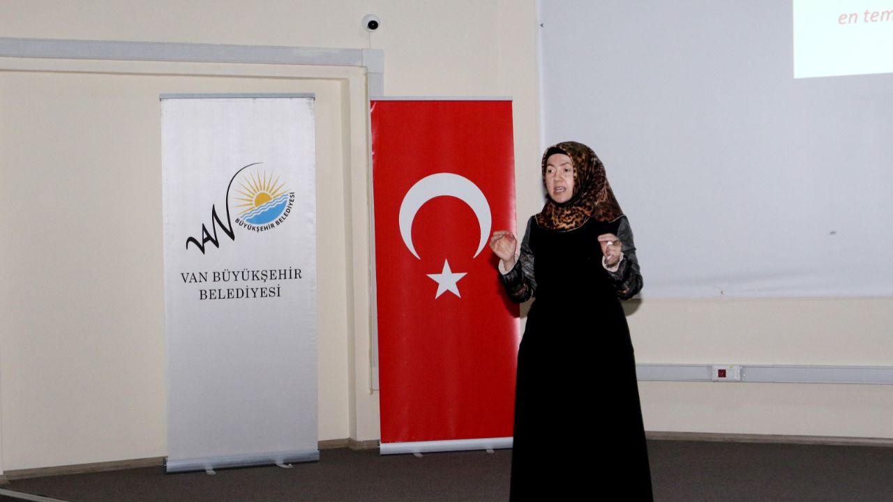‘GÖNÜLDEN GÖNÜLE DOST SOHBETLERİ’NDE AİLE KAVRAMI ANLATILDI
