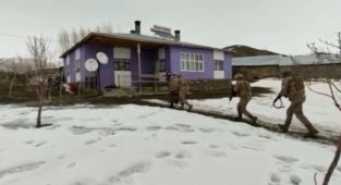 Van'da mor renkli eve şafak operasyonu!