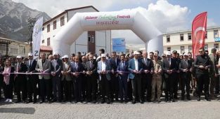 Van'da 1. Akdamar Badem Çiçeği Festivali başladı
