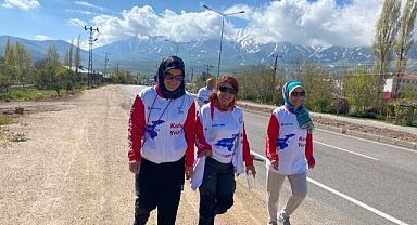 Kadınlar Van Gölü için yürümeye devam ediyor