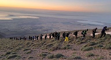 Aktivistler Süphan Dağına tırmandı
