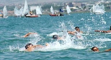 Bayram tatilini fırsat bilenler Van Gölüne akın etti 