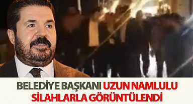  Belediye başkanı uzun namlulu silahlarla yürüdü